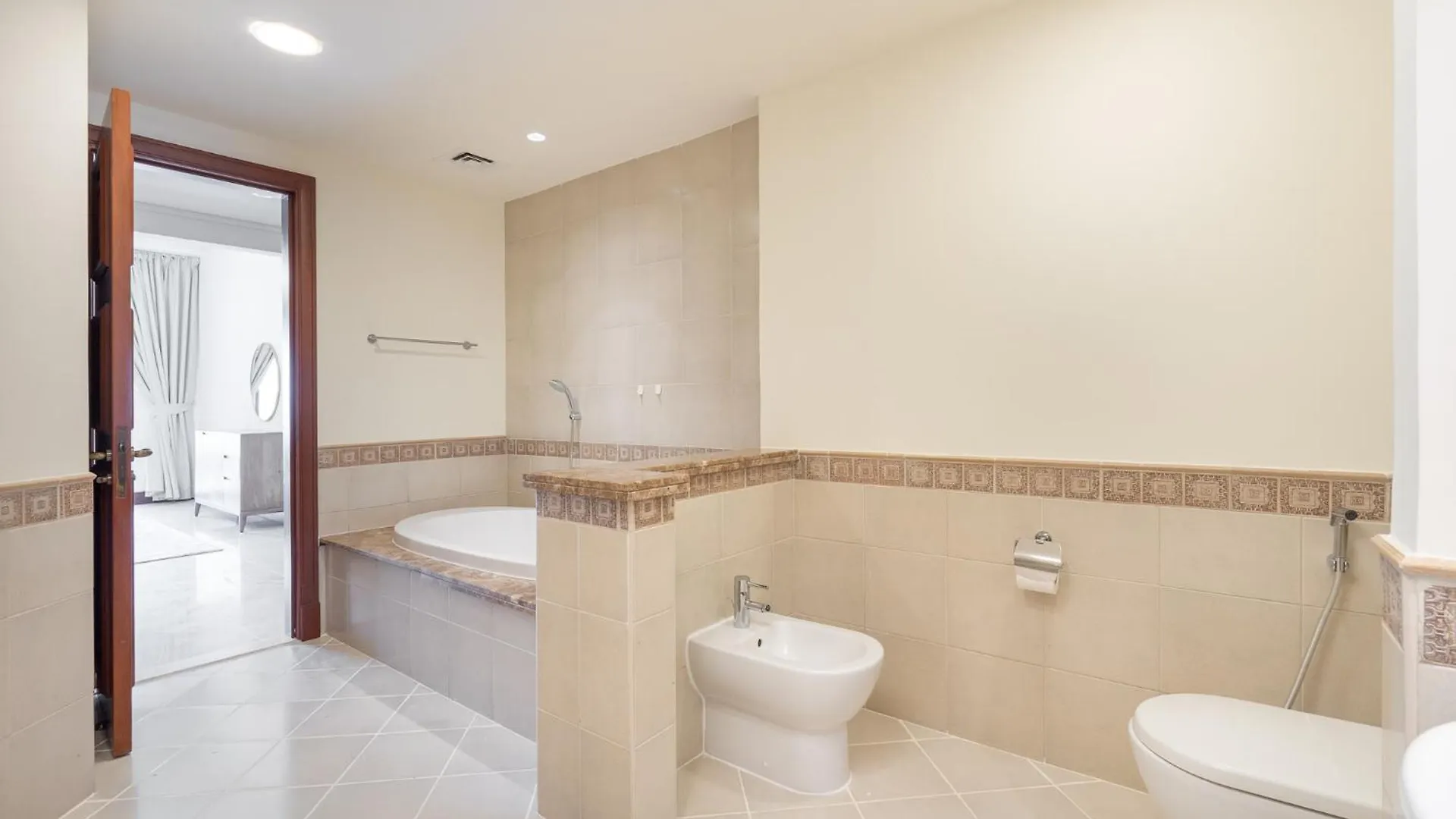 A Phenomenal Apartment In Golden Mile 6 Great For 5 Dubai